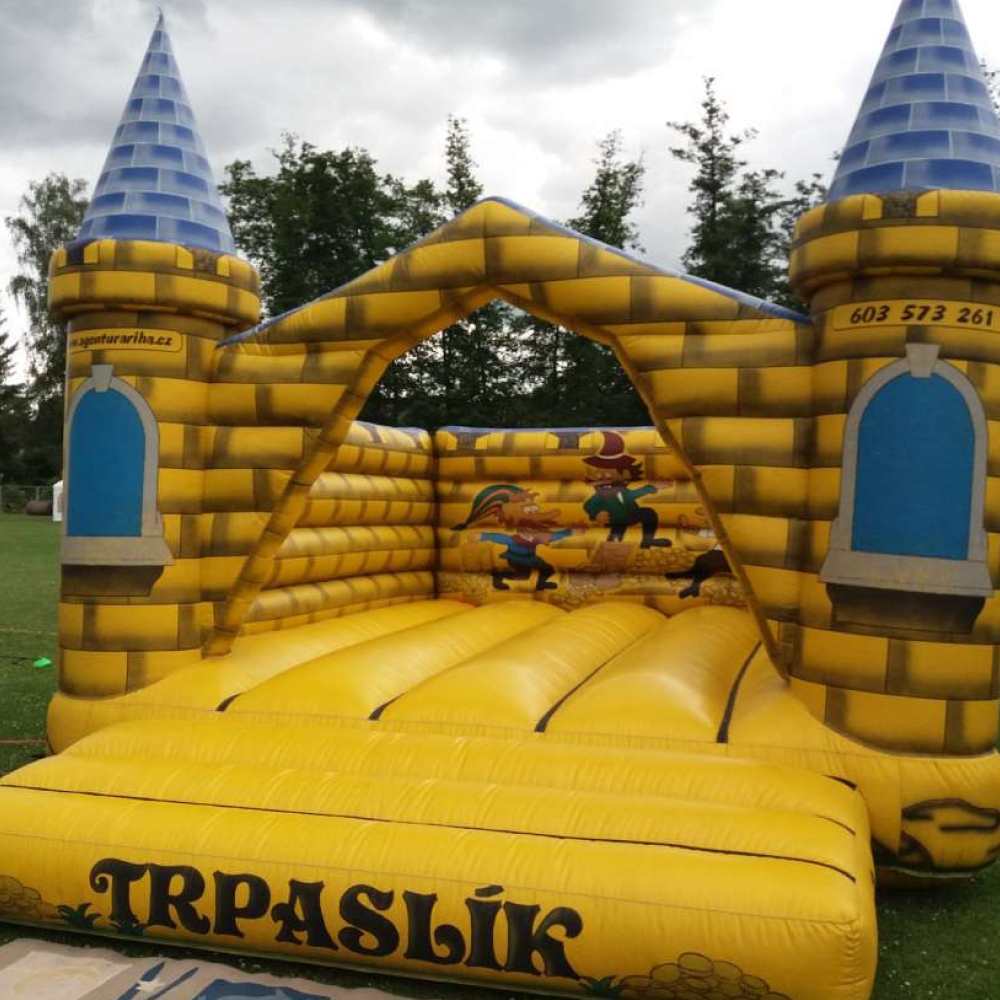 Skákací hrad - atrakce pro děti na městské akce a slavnosti